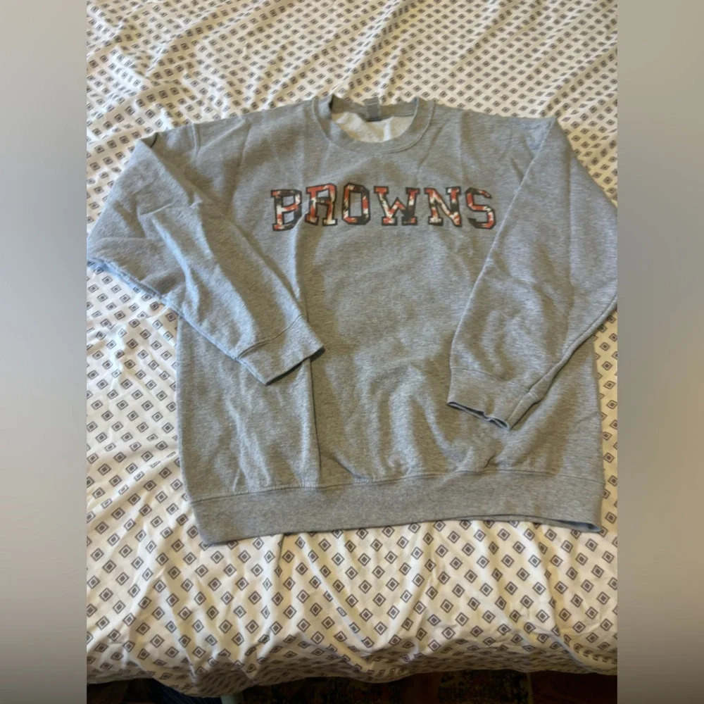 Gildan Browns gray crew neck large